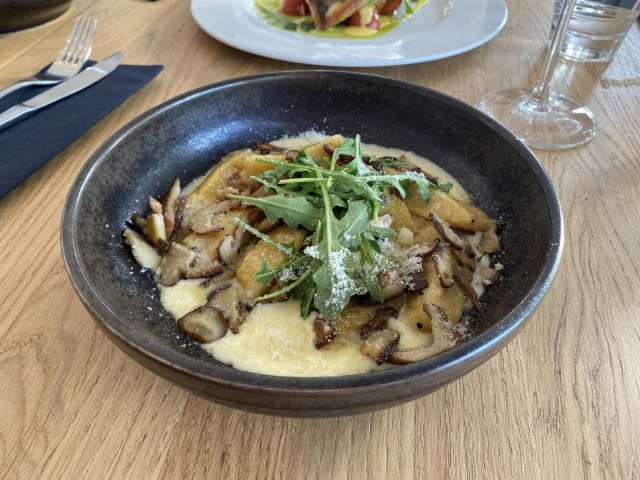 Itse tehdyt gnocchit tarjoillaan Snickarissa sienien kera.