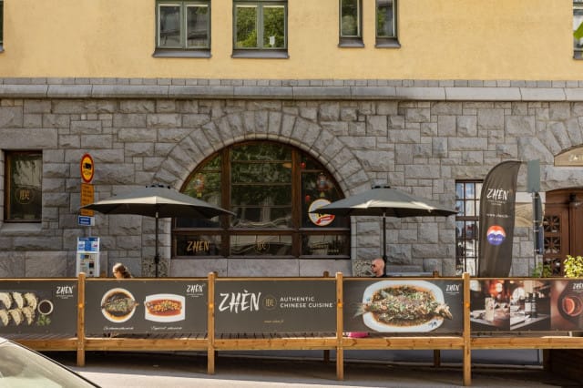 Ravintolan ja baarin antimia voi nauttia kesäaikaan myös terassilla.