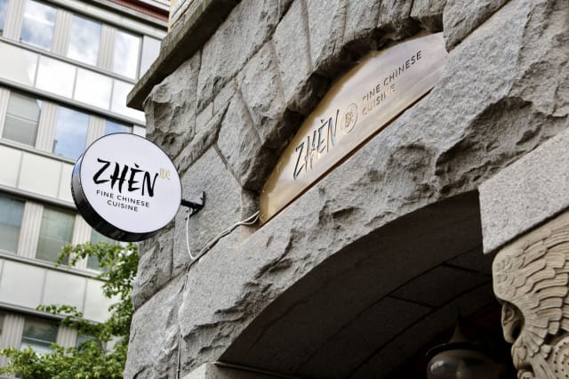 Zhèn sijaitsee historiallisessa miljöössä Helsingin keskustassa.
