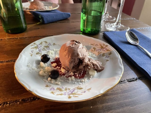 Kesäinen jälkkäri päättää herkullisen lounasmenun.