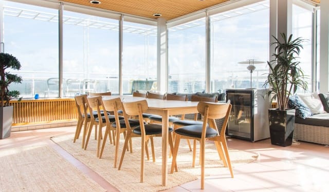 Valoisan takkahuoneen, pukuhuoneen ja saunan lisäksi tilassa on hyvin varusteltu keittiö.