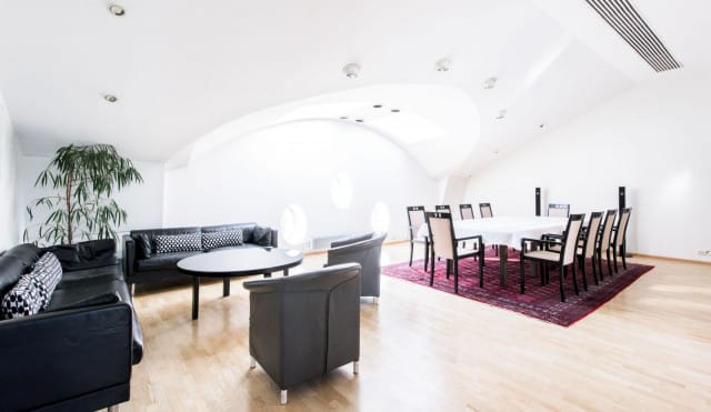 Salaisella kattoterassilla pääset nauttimaan lämpimän kesäillan maalaamasta taivaasta ja tunnelmasta.