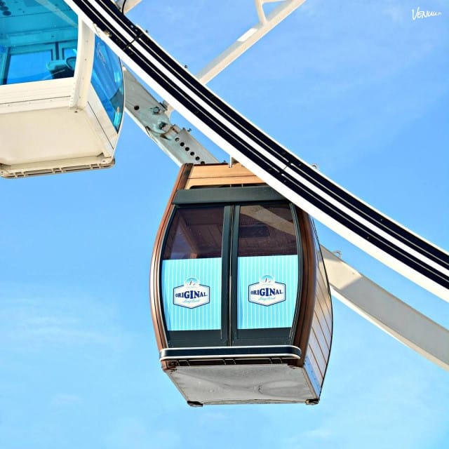 Saunaelämykseen kuuluu myös pieni terassi ja loungetila oleskeluun.