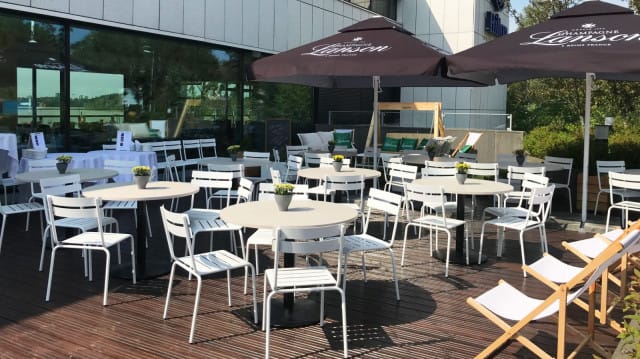 Ravintola Meritorpan terassille ovat koirat tervetulleita.