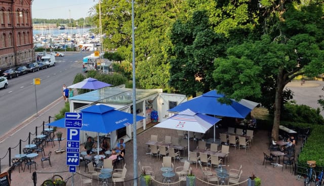 Krunan Terden edessä olevassa Liisanpuistikossa koiralla on mukavat oltavat.