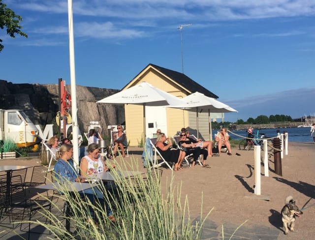 Viihtyisä Mattolaituri sijaitsee Kaivopuiston rannassa.