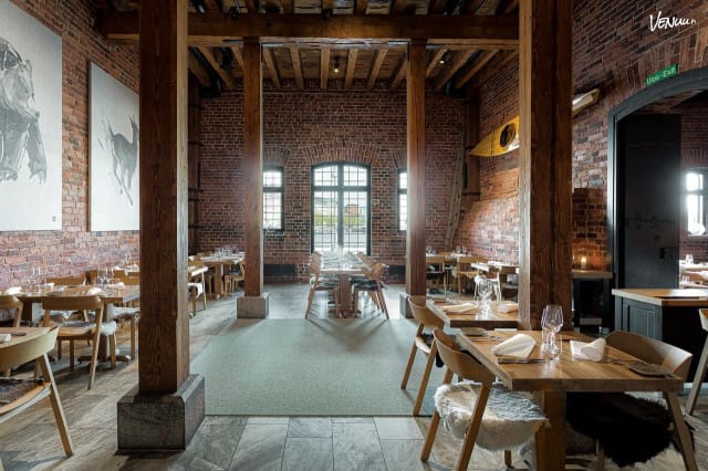 Ravintola Nokan upea, rustiikkinen miljöö kruunaa makunystyröitä hemmottelevan kokemuksen.