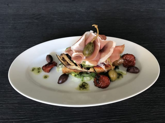 Monipuolisen ruokalistan herkut ovat maistamisen arvoisia.