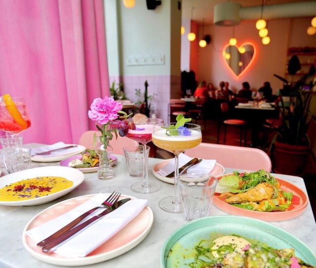 Yes Yes Yes lukeutuu  Richard McCormickin ja Alex Niemisen perustamien ravintoloiden joukkoon.