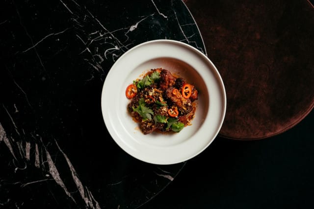 Farang-ravintolasta ja valmisruoista tunnettu Jim Lim by Farang rantautuu ensimmäistä kertaa Suomeen fyysisenä ravintolana.