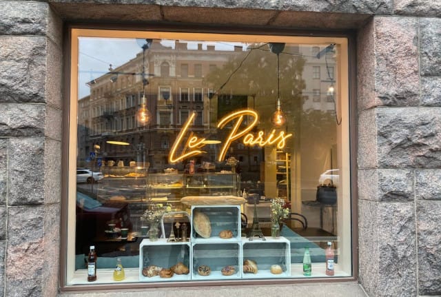 Valomainos houkuttelee asiakkaita tuoreiden leivonnaisten äärelle.