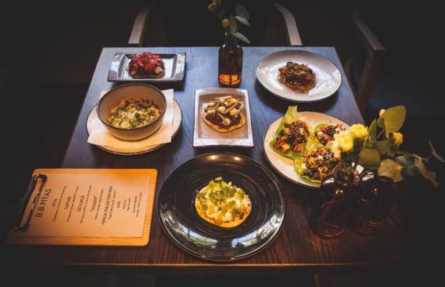 Laatuojuomien rinnalla maistuvat laadukkaat annokset, kuten käsintehdyt pitat.