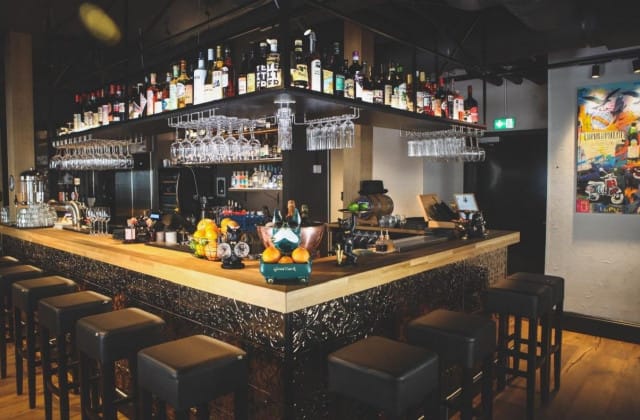 Lämminhenkinen tunnelma on korttelibaarissa keskiössä.