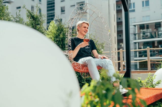 AX Restaurant palvelee aamuvarhaisesta iltamyöhään - niin sisällä kuin ulkona.