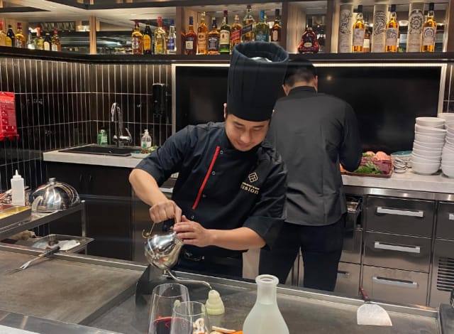 Restaurant & Bar Fusionissa pääset nauttimaan myös teppanyaki-kokemuksesta.