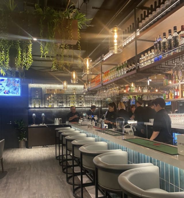 Tunnelmallisen ja valoisan Fusionin baaritiski kutsuu nauttimaan drinkkejä illallisen lomassa.