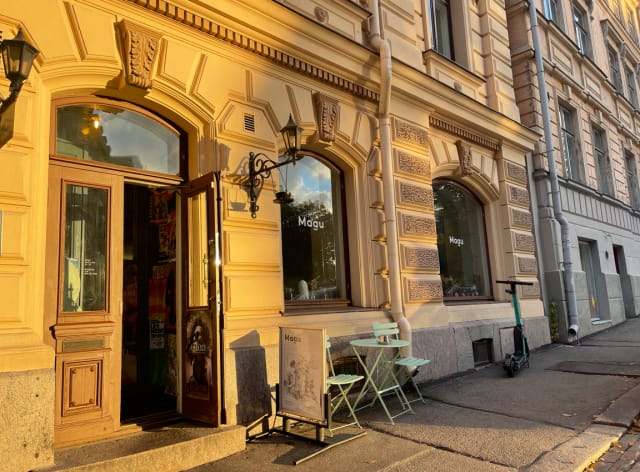 Ravintola Magun pieni katuterassi kylpee ilta-auringossa lokakuisena ilta.