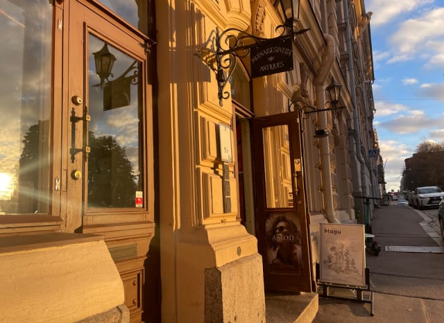 Ravintola sijaitsee Ratakadun ja Korkeavuorenkadun kulmassa Punavuoressa.