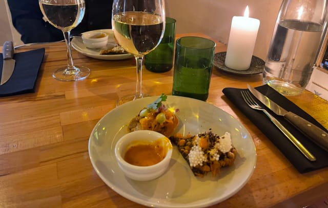 Alkusnacksina oli muun muassa tryffeli helmiä tempuroidulla merilevällä tarjoiltuna.