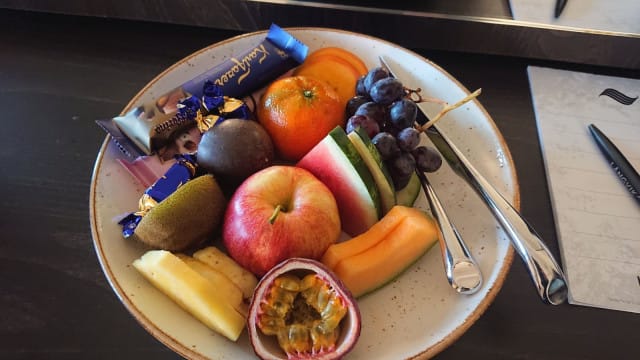 Huoneessa odotti mukava suklaa/hedelmälautanen