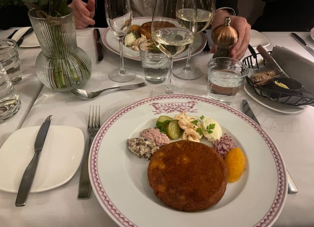 Blinimenussa täytteet kruunaavat vastapaistetut, voisulalla viimeistellyt blinit joita saa tilata haluamansa määrän.