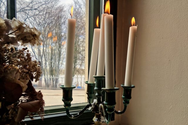 Ikkunapöytään toi kivaa tunnelmaa iso kynttelikkö