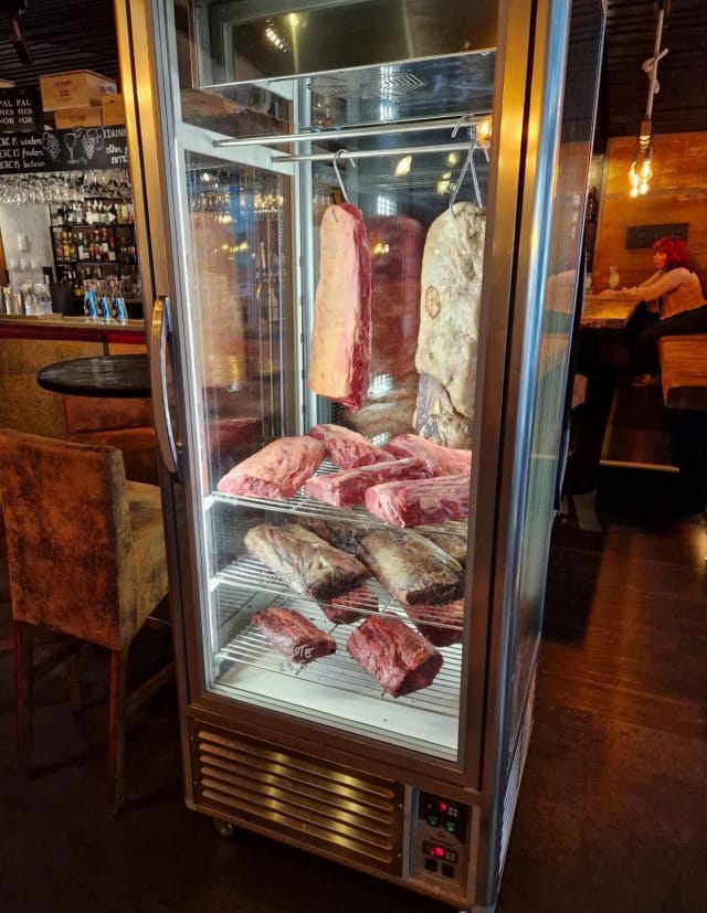 Dry age kaappi, baaritiski ja baarialue, jonne voi poiketa mikäli saavut pöytävaraukseesi liian ajoissa ja joudut hieman odottelemaan muuta seuruetta.