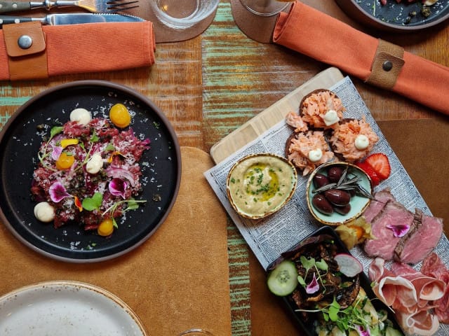 Herkullinen härkätartar ja tasting platen herkkuja vaikka muille jakaa.