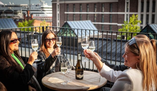 Katajanokan upouudella Rooftop-terassilla nautitaan kesäisistä illoista merellisessä Helsingissä aivan Kauppatorin läheisyydessä.