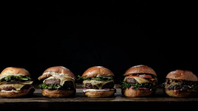 Burgers & Winella on oiva tarjous terassikansalle!