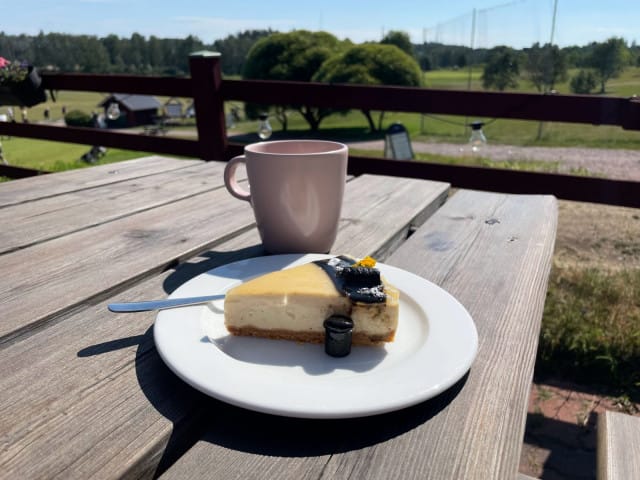 Kakkukahvien lomassa voi ihailla komeita viherkenttiä.