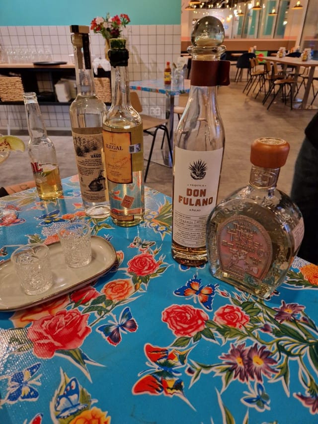 Ilta oli jo pitkällä, joten emme ottaneet kahvia vaan sponttaanin Mezcal & Tequila maistelun. Kaikille vastaava maistelu ei ehkä ole mieleen, mutta suosittelen tutustumaan Lopez y Lopezin mezcaleihin ja tequiloihin muutenkin kuin cocktaileissa.