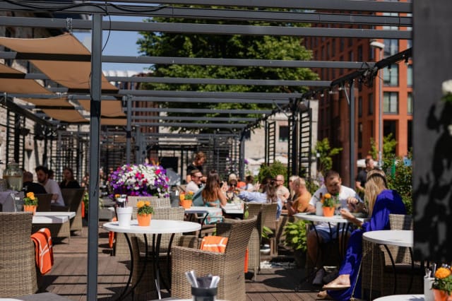 Platzin terassi Tallinnassa on oiva kohde aurinkoiseen päivään