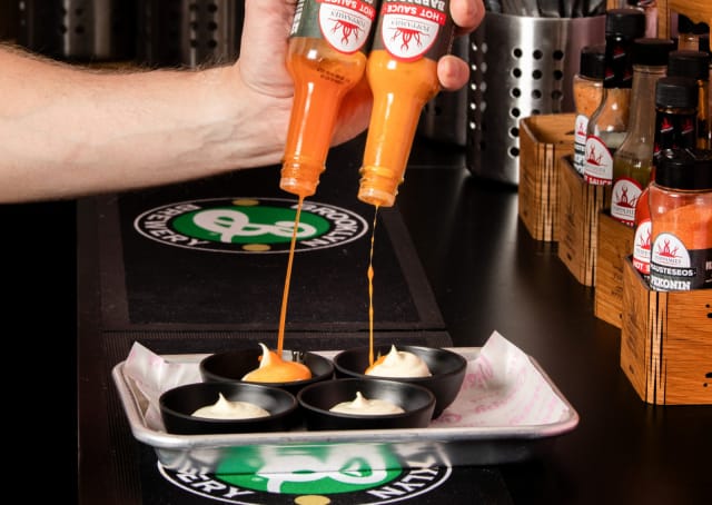 Crispy Companyssa majoneesit tuunataan oman maun mukaan maustekastikkeilla.