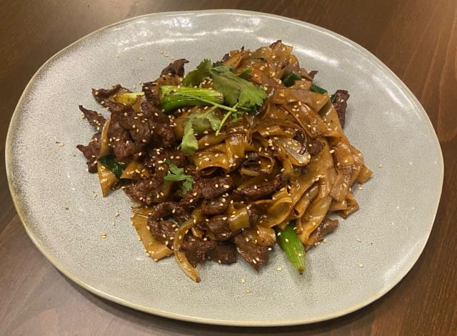 Paistettua riisinuudelia ja naudanlihaa on yksi SYÖ!-annoksista.