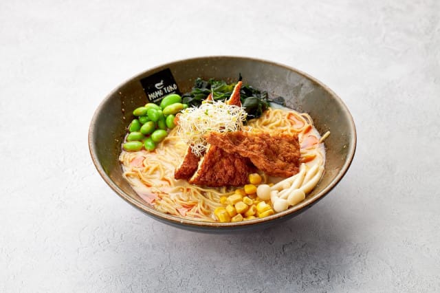 Momotokon ramen-keitot valmistuvat kymmenen tuntia hautuneeseen liemeen.