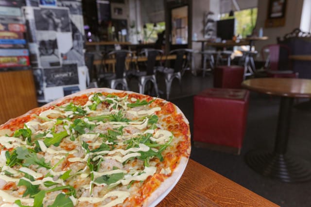 Cup & Pintin pizza maistuu vaikkapa junaa odotellessa.