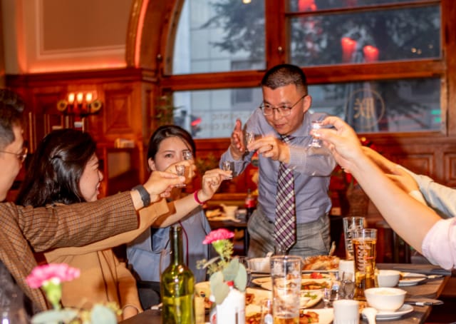 Mid Autumn Festival koko pöytien ääreen joukon nimekkäitä kutsuvieraita.