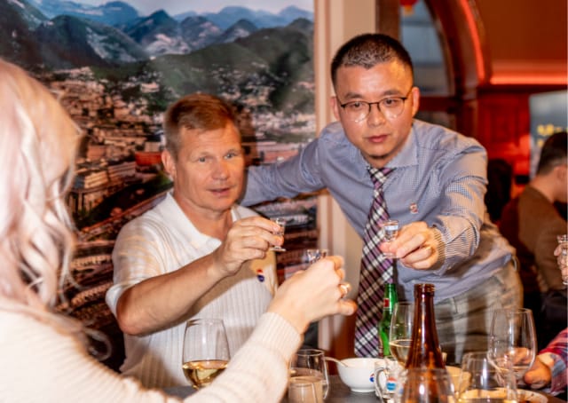 Urheilulegenda Mika Salo juhli Mid Autumn Festivaleilla.