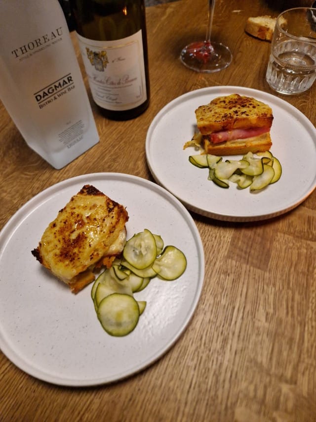 Croque Monsieur leivät, jotka tuotiin tarkoituksella muiden annosten jälkeen. Rasvaa sekä makua leivissä on paljon, joten se saattaa peittää muiden annosten herkkiä makuja.