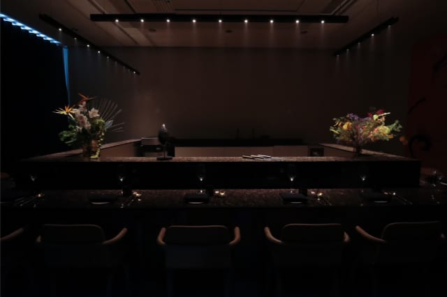 Huippukokin ravintolassa kaikki vieraat istuvat yhteisen pöydän äärelle.