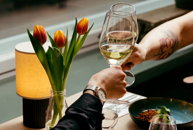 The Pantry Hakaniemessä nostetaan malja ystävyydelle.