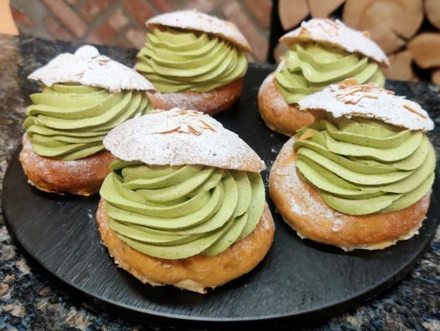 Mujin laskiaispulla saa vihreän sävynsä matcha-teestä.