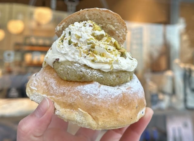 Suolainen ja makea muodostavat syntisen liiton Gateaun pistaasilaskiaispullassa.