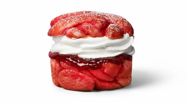 Red Velvet -laskiaspulla hurmaa värillään ja maullaan.