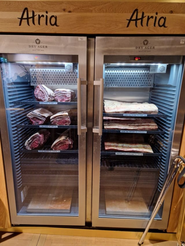 Dry age kaappeja nykyisessä lokaatiossa on huomattavasti enemmän ja niitä on ilo katsella. Lihoja pidetään kaapeissa maksimissaan 10 viikkoa, jonka aikana lihaasta poistuu nesteitä ja mausta tulee intensiivisempi  pähkinäisellä vivahteella.