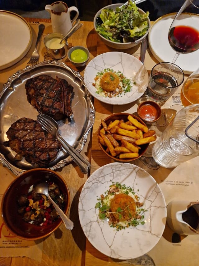 Pelkkää priimaa pöydässä. Lihoina prime ribiä sekä dry age ulkofilettä, joita olisi voinut syödä loputtomiin, mikäli vatsa olisi vetänyt. Viinin virkaa toimitti Cáceres-viinitilan erinomainen Gaudium 2016.