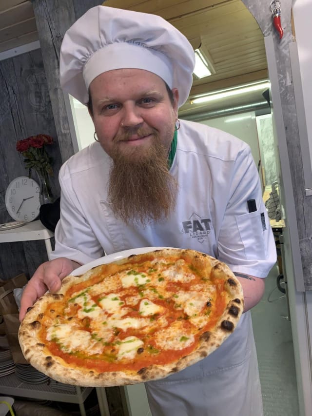 Alessio Alfani on mies Alessio's Pizzeria Italianan takana.