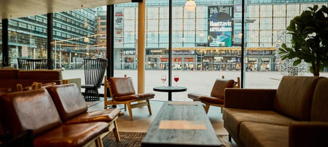 Tislaamoravintola tarjoaa oivat puitteet juomien ja ruokien nautiskeluun.