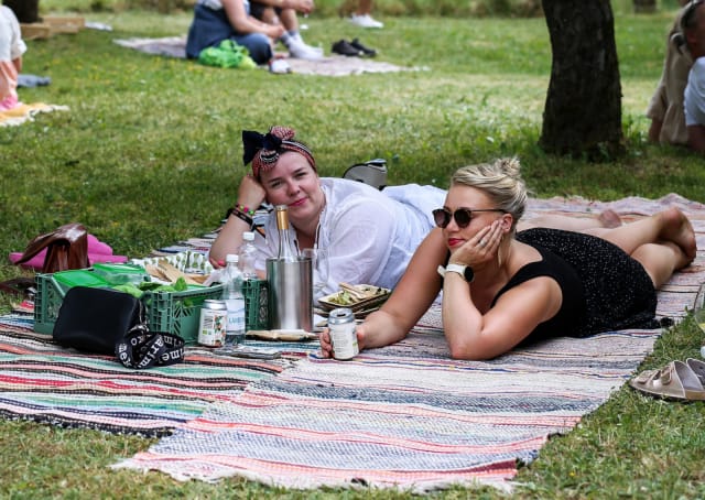 Piknik omenapuun alla tarjoaa rennon ja elämyksellisen tavan herkutella. Se sopii loistavasti esimerkiksi perheille ja ystäväporukoille.